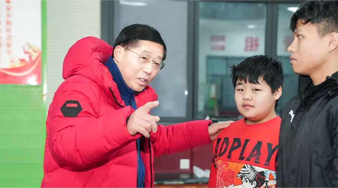 最近他在场